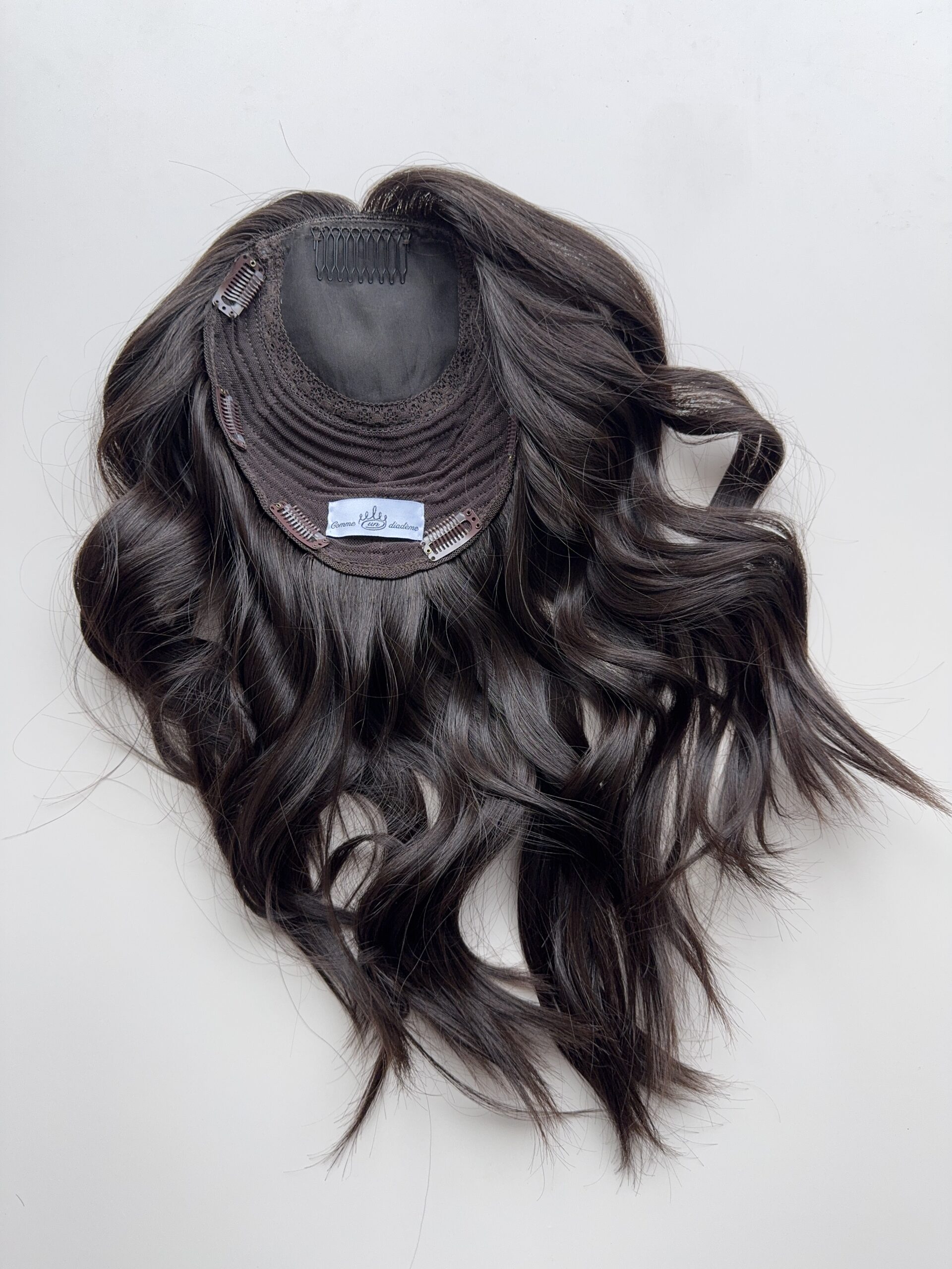 Volumateur capillaire en cheveux naturels chatains foncés. Idéal pour alopécie, cheveux fins ou clairsemés. Solution chute de cheveux.