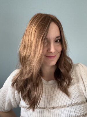 Volumateur capillaire Kate en cheveux naturels brésilien. Idéal pour cheveux fins, alopécie androgénétique ou cheveux clairsemés.