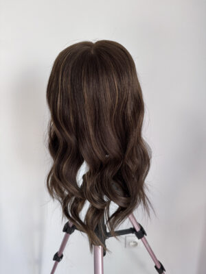 Volumateur capillaire Dakota en cheveux naturels brésilien châtain clair cendrés illuminés de légers reflets dorés. Idéal pour cheveux fins, alopécie androgénétique ou cheveux clairsemés.