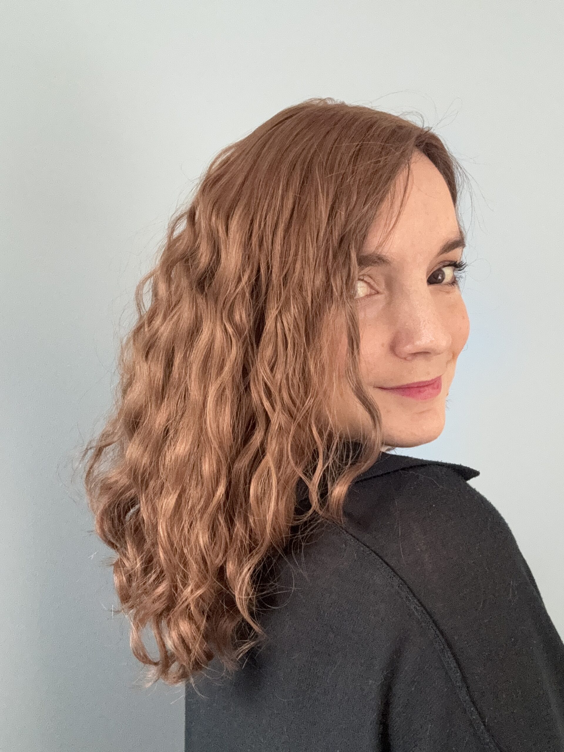 Volumateur capillaire chatain clair en cheveux brésiliens naturels. Solution pour chute de cheveux.